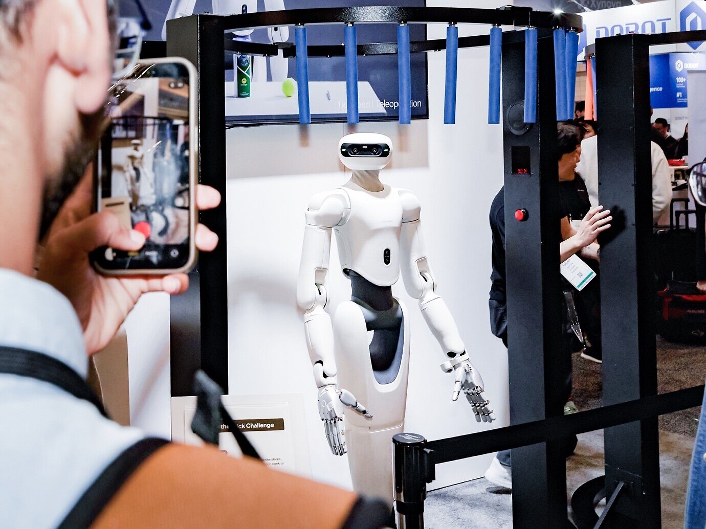 Sharpa unveils D01 robot, W02 hand and AE01 glove at IROS 2026